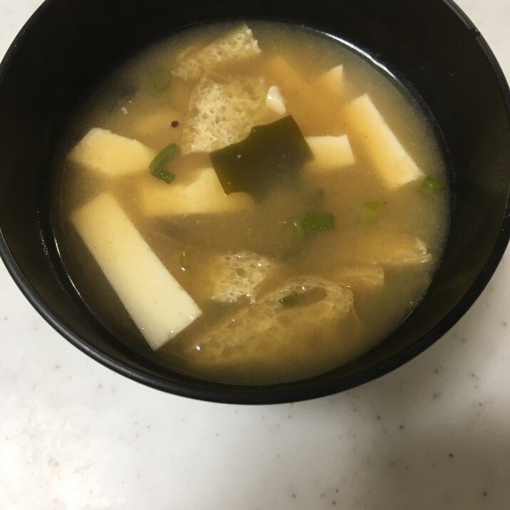 豆腐とわかめと油揚げのお味噌汁(^^)